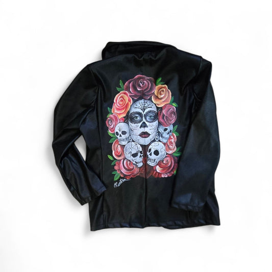 ​*✨ Il Soggetto: Teschi e Rose*
Esprimi la tua personalità con questa giacca dipinta interamente a mano. Il contrasto tra la forza del teschio e la delicatezza delle rose crea un design iconico e d’impatto, curato nei minimi dettagli per chi ama lo stile rock, gothic o semplicemente desidera un capo che non passi inosservato.