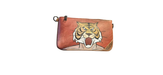 ✨ Il Soggetto: L'Uomo Tigre*
Porta con te la forza e la leggenda del wrestling giapponese con questa pochette da uomo in ecopelle, dipinta interamente a mano. Il protagonista è Tiger Mask, riprodotto con cura nei dettagli e con i suoi colori vibranti, perfetto per chi è cresciuto con i miti
