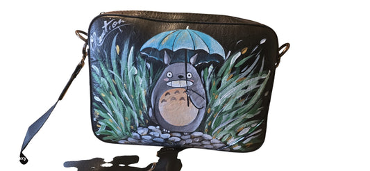 Aggiungi un tocco di *magia* e *naturalità* al tuo look con questa *borsa dipinta a mano* raffigurante *Totoro*, il celebre personaggio del famoso cartone animato giapponese! 🎨 Realizzata con *colori acrilici di alta qualità*, questa borsa è perfetta per chi ama i personaggi animati e desidera portare con sé un pezzo di *naturalezza* e *gioia*. 🌟 Ogni borsa è un pezzo unico, dipinto con cura e attenzione ai dettagli per rendere *Totoro* ancora più affascinante e speciale. 🦝🍃