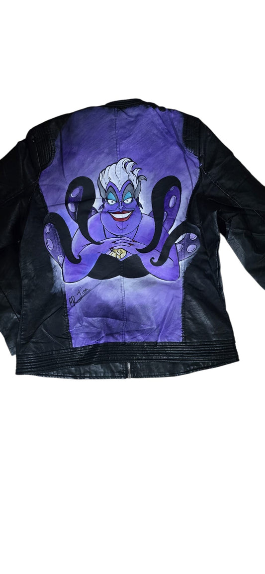 *✨ Il Soggetto: Ursula*
Indossa il fascino della villain più carismatica della Disney con questa giacca dipinta interamente a mano. Ursula, con i suoi tentacoli sinuosi e il suo sguardo di sfida, è riprodotta con estrema cura nei dettagli per chi ama lo stile audace e gli accessori che emanano personalità e forza.