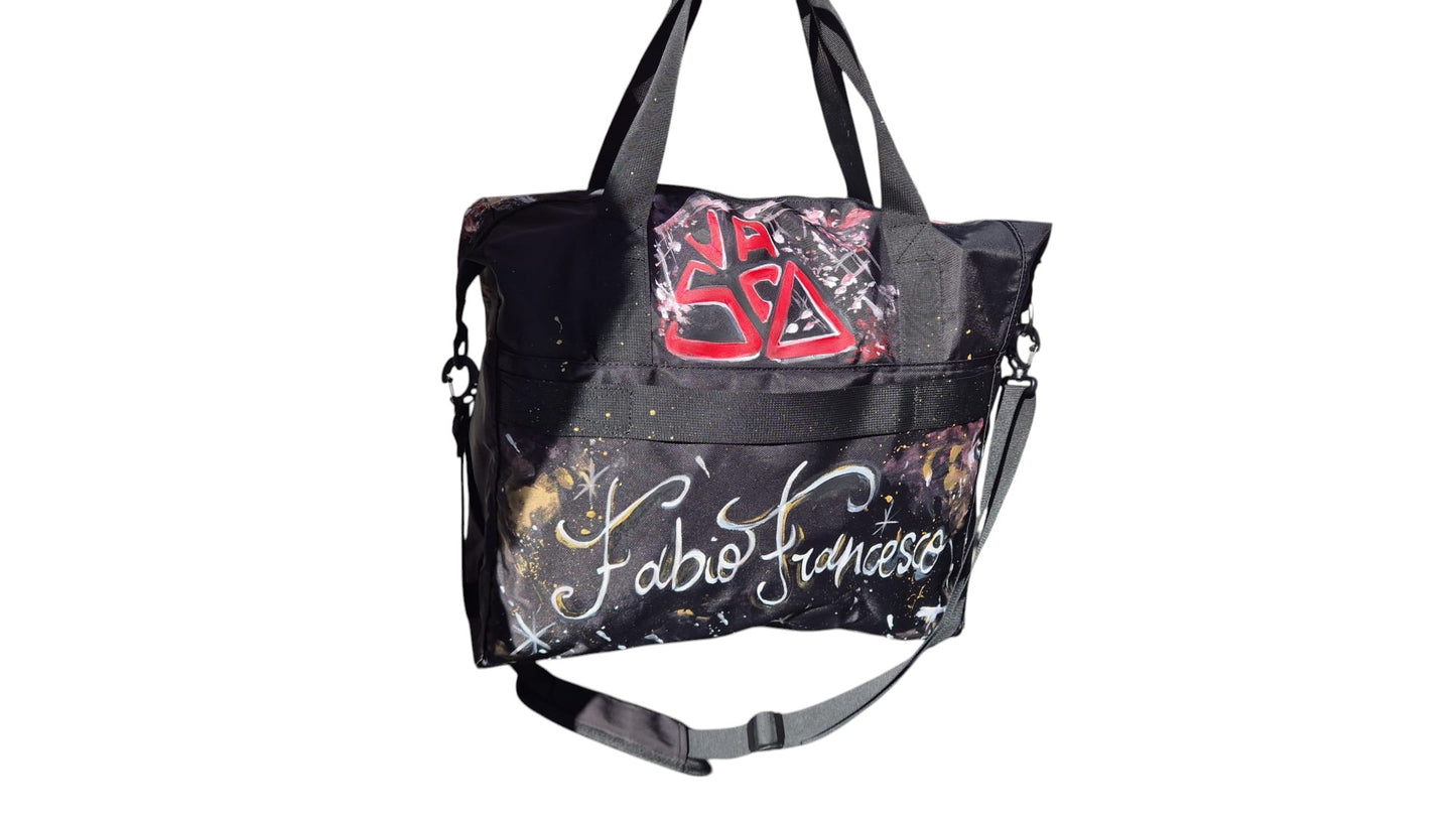 ​*✨ Il Soggetto: L'Icona del Rock Italiano*
Porta con te l'energia di un concerto negli stadi con questa borsa da viaggio dipinta interamente a mano. Il volto del mito è riprodotto con cura artigianale, catturando quello sguardo capace di raccontare sogni, delusioni e rinascite. Un accessorio per chi non si accontenta e vuole una borsa che "parla".
