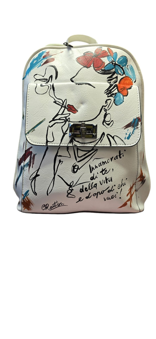 *✨ Il Soggetto: Frida Kahlo*
Porta con te l'anima del Messico con questo zaino dipinto interamente a mano. Il volto di Frida, simbolo di resilienza e bellezza autentica, è riprodotto con colori vivaci e tratti decisi, rendendo questo zaino non solo un contenitore, ma una piccola tela da esibire ogni giorno.